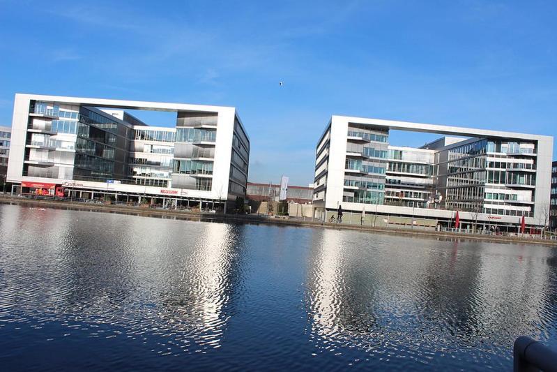 City Apartment Duisburg 1#Netflix &Wlan &Kingsize Bett &Kaffee Maschine & Central & 500M Innenhafen & 2 Min U Bahn ภายนอก รูปภาพ
